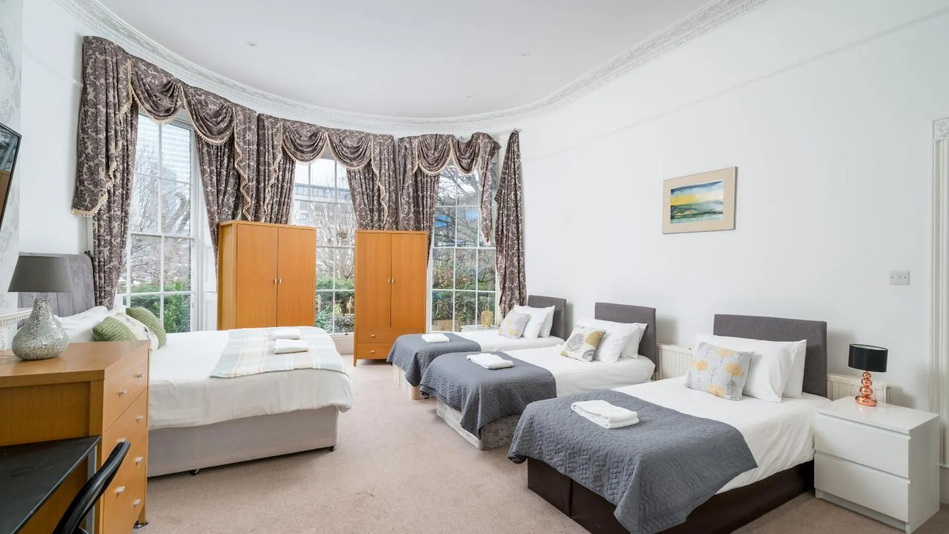 Spacious London Canary Wharf Apartments Near London 02 Arena, Excel Exhibition Centre, With Free Parking & Wifi