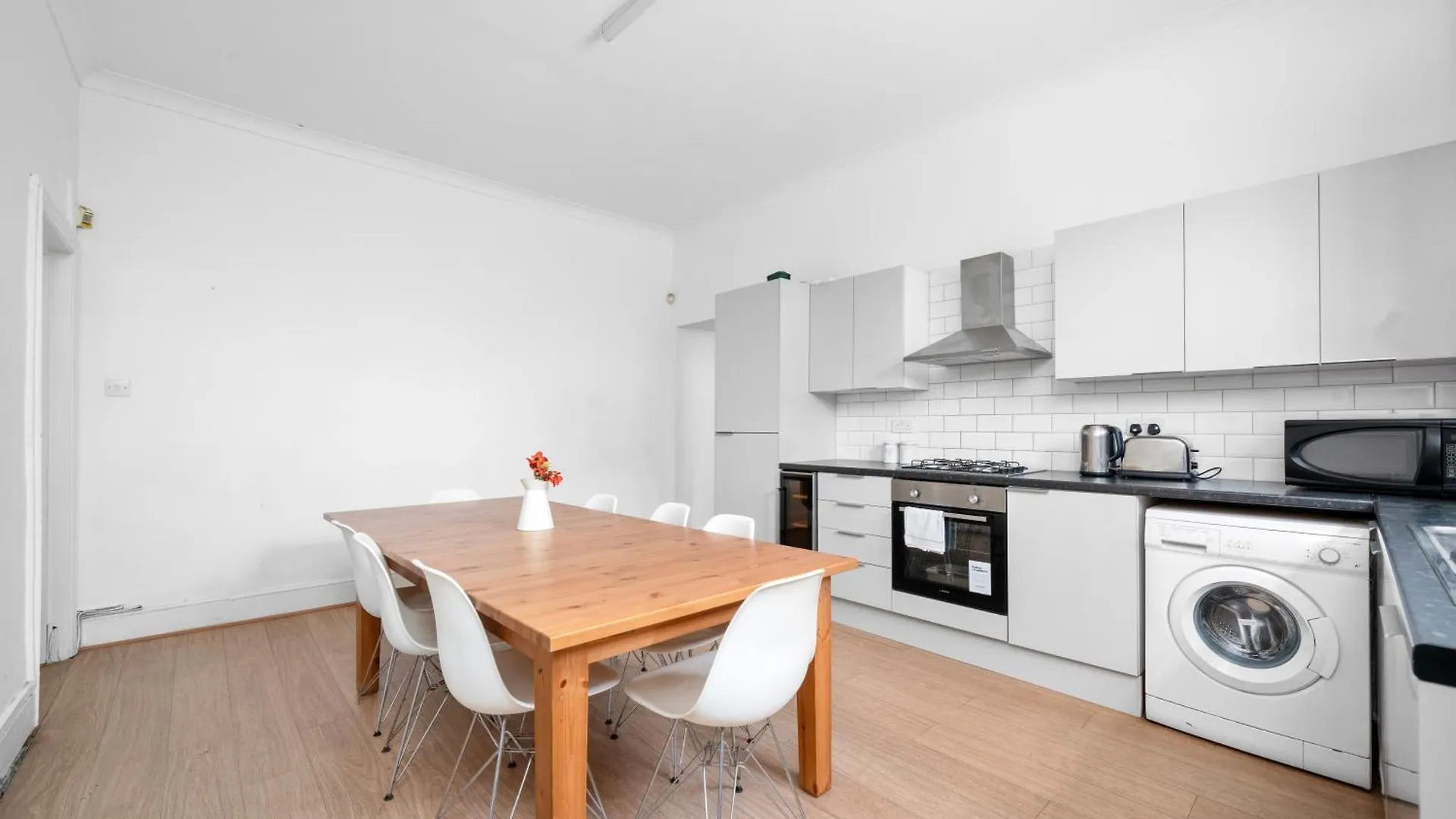 Spacious London Canary Wharf Apartments Near London 02 Arena, Excel Exhibition Centre, With Free Parking & Wifi