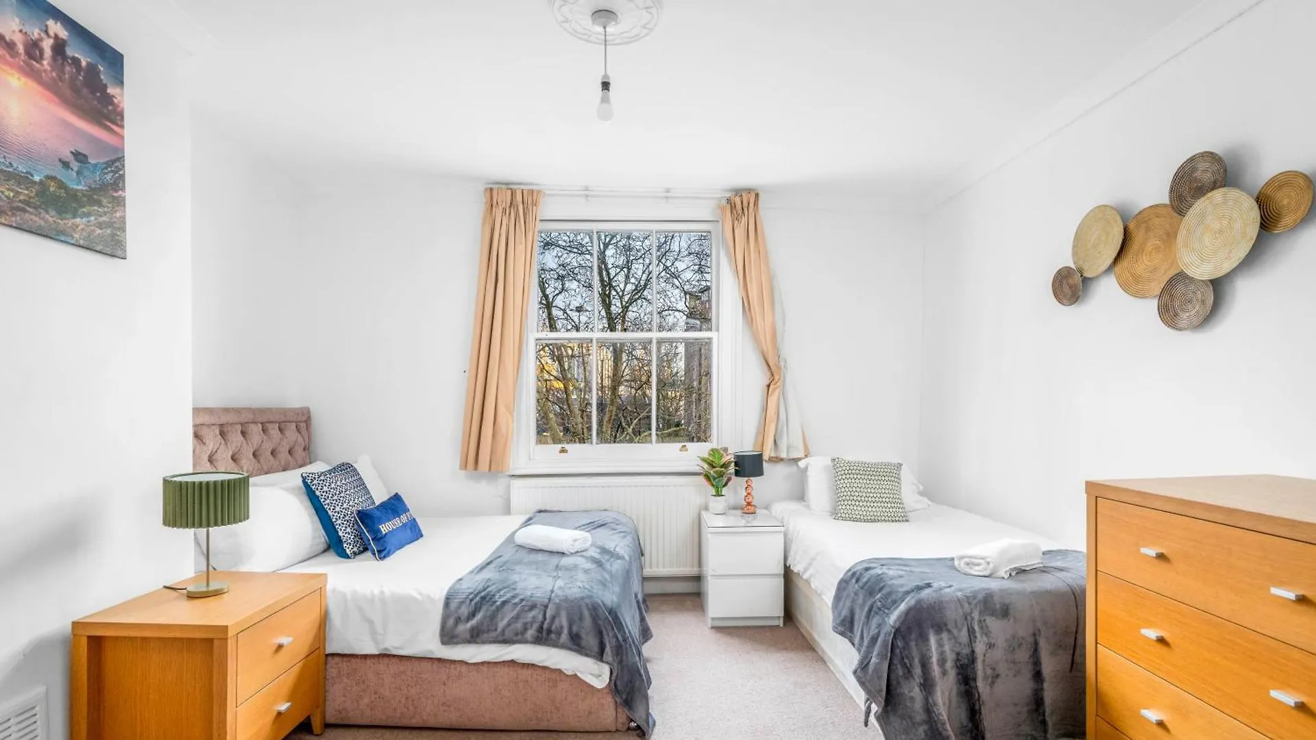 Spacious London Canary Wharf Apartments Near London 02 Arena, Excel Exhibition Centre, With Free Parking & Wifi