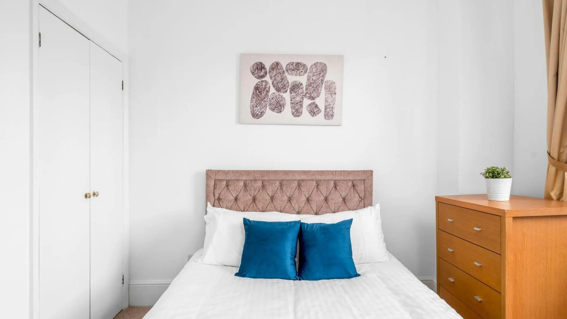 Spacious London Canary Wharf Apartments Near London 02 Arena, Excel Exhibition Centre, With Free Parking & Wifi