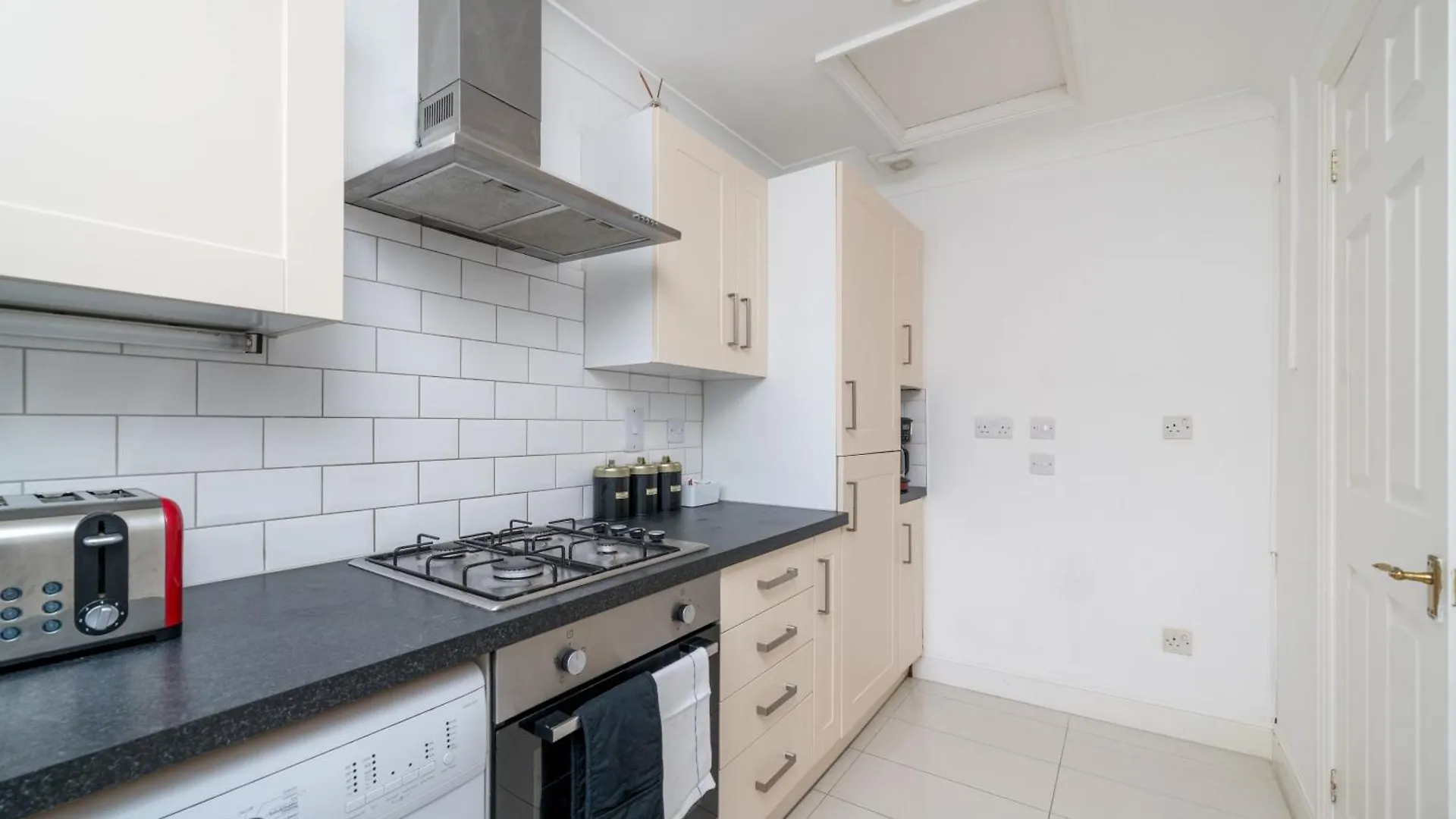 Spacious London Canary Wharf Apartments Near London 02 Arena, Excel Exhibition Centre, With Free Parking & Wifi