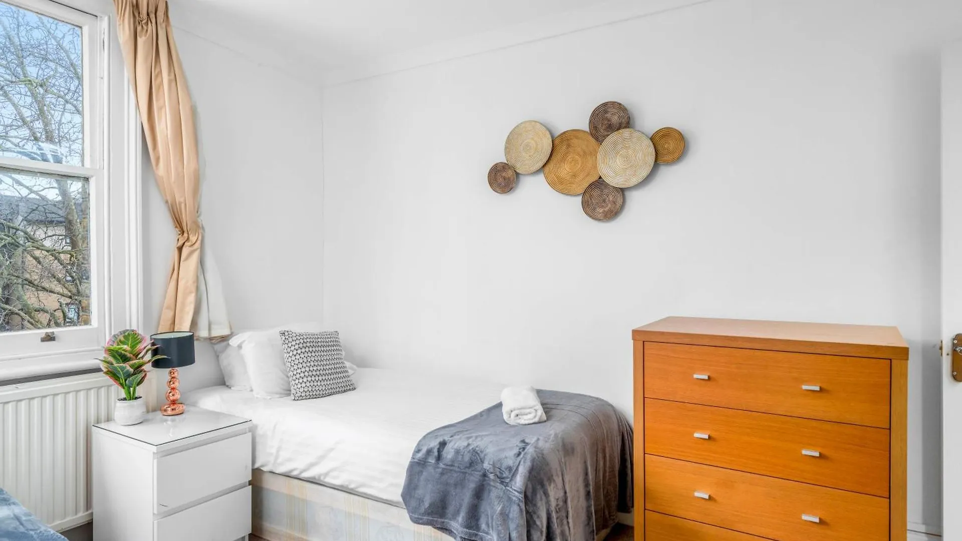 Spacious London Canary Wharf Apartments Near London 02 Arena, Excel Exhibition Centre, With Free Parking & Wifi