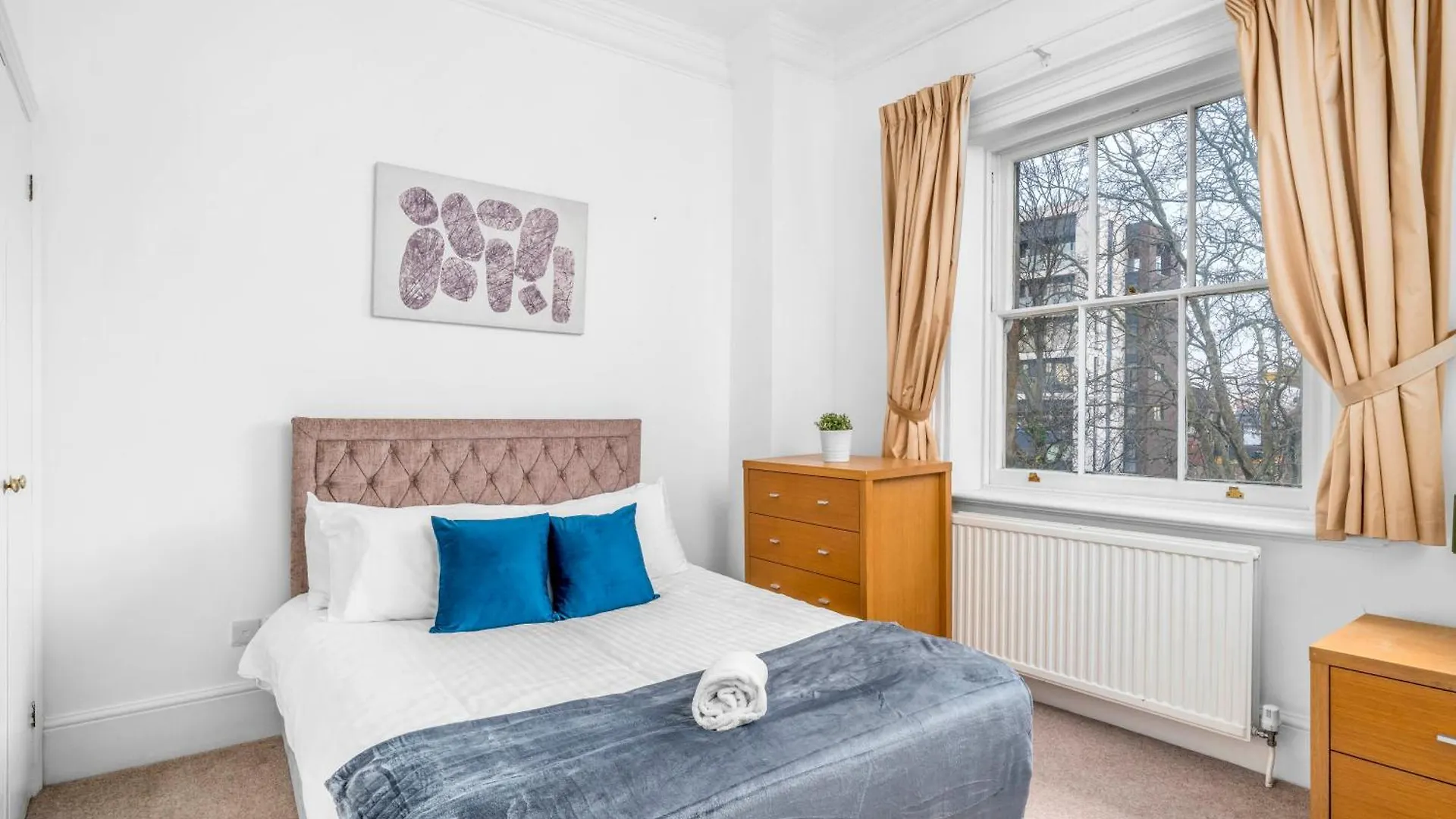 Spacious London Canary Wharf Apartments Near London 02 Arena, Excel Exhibition Centre, With Free Parking & Wifi