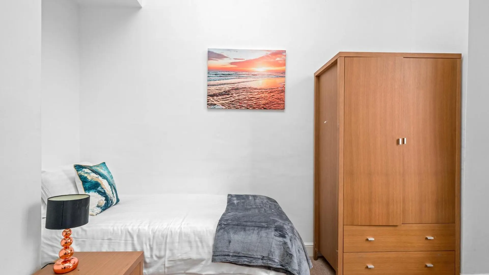Spacious London Canary Wharf Apartments Near London 02 Arena, Excel Exhibition Centre, With Free Parking & Wifi