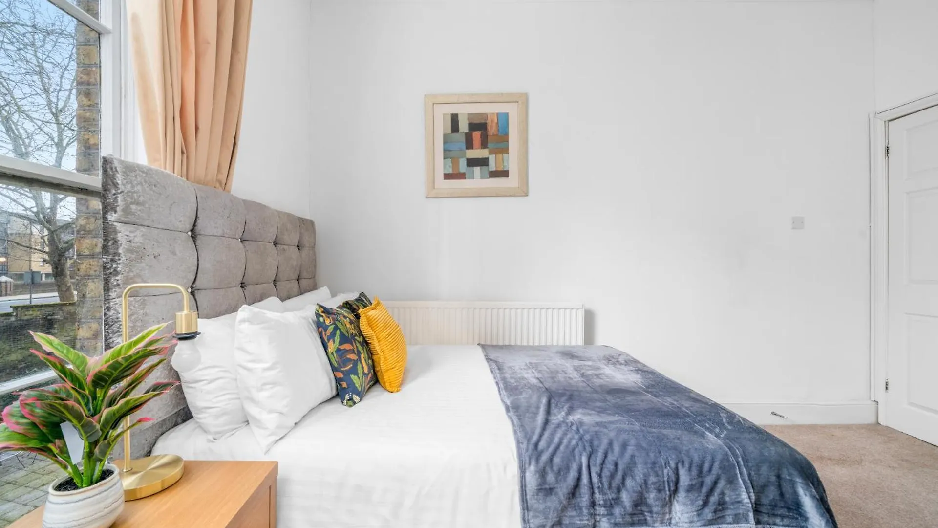 Spacious London Canary Wharf Apartments Near London 02 Arena, Excel Exhibition Centre, With Free Parking & Wifi