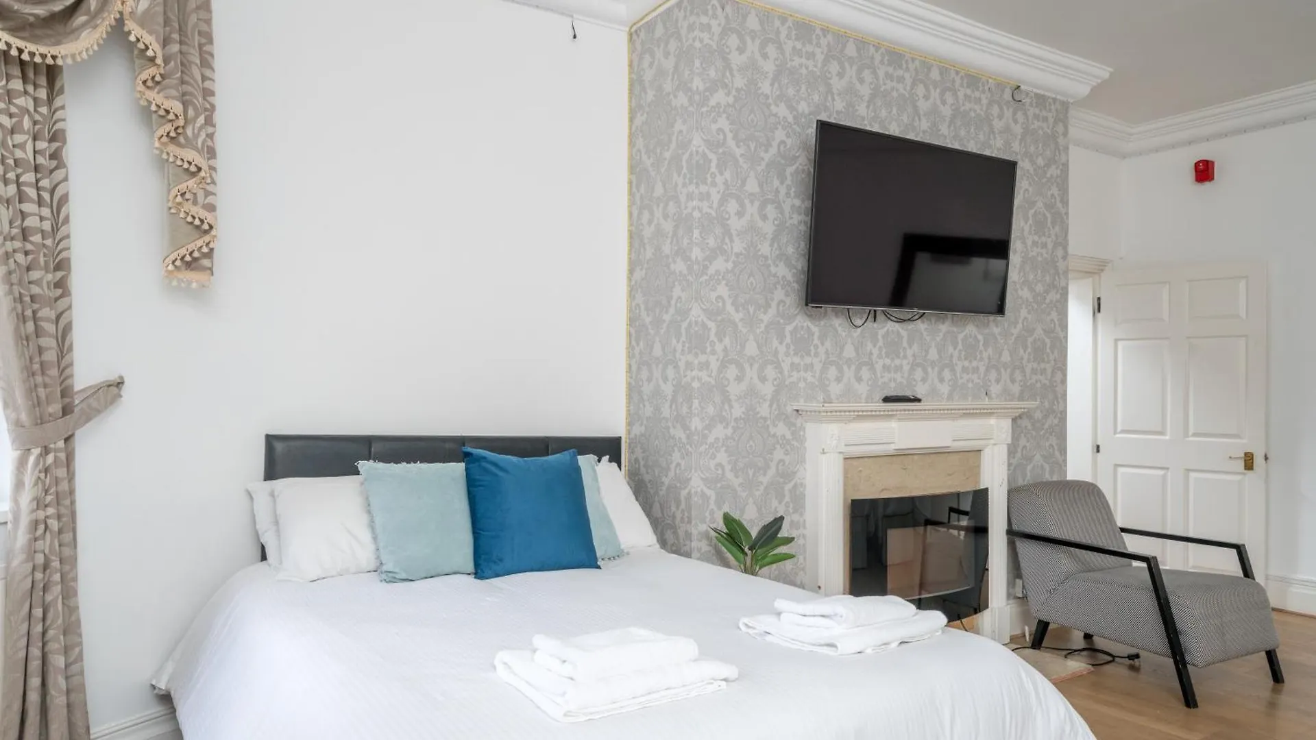 Spacious London Canary Wharf Apartments Near London 02 Arena, Excel Exhibition Centre, With Free Parking & Wifi