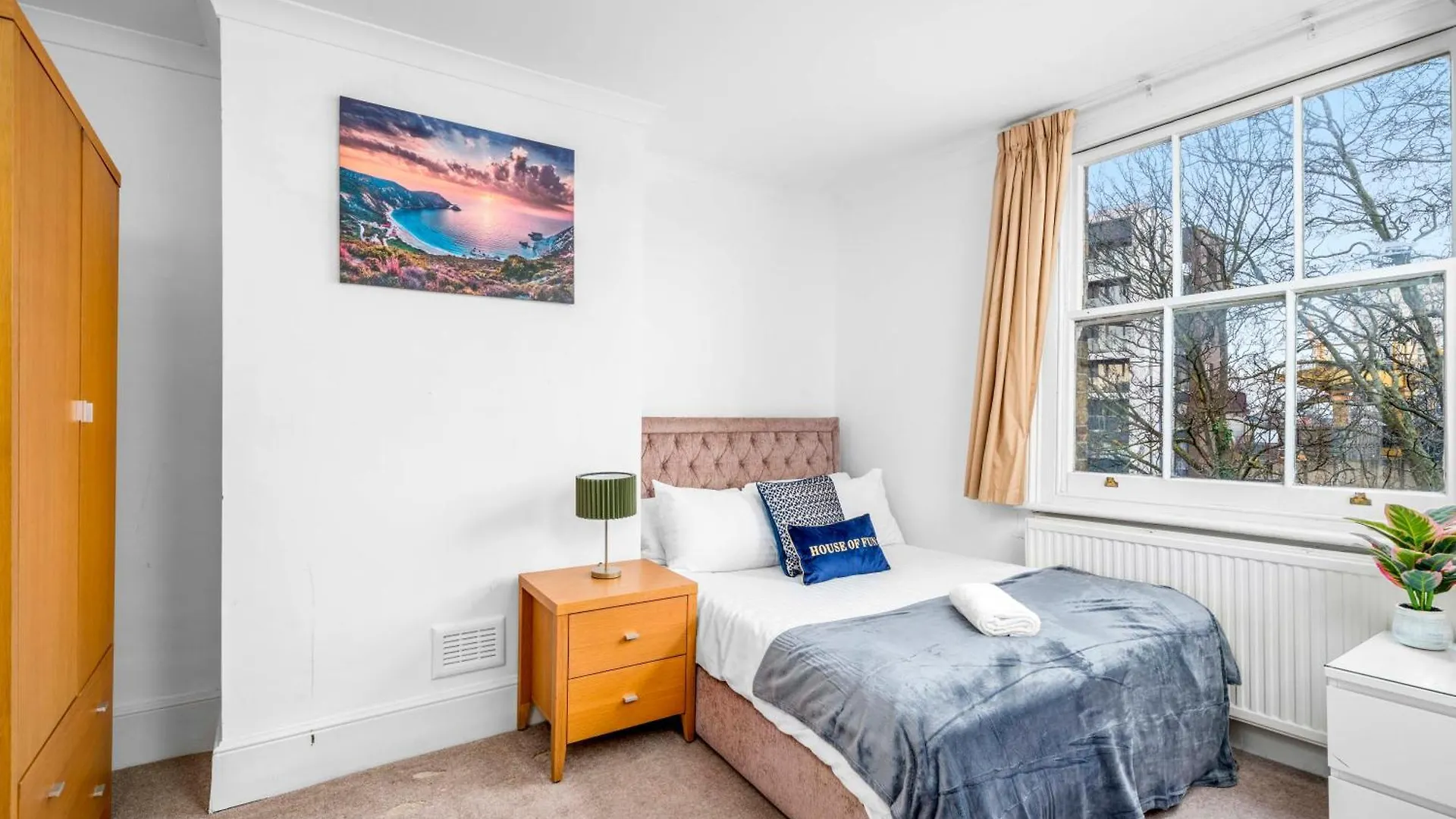 Spacious London Canary Wharf Apartments Near London 02 Arena, Excel Exhibition Centre, With Free Parking & Wifi