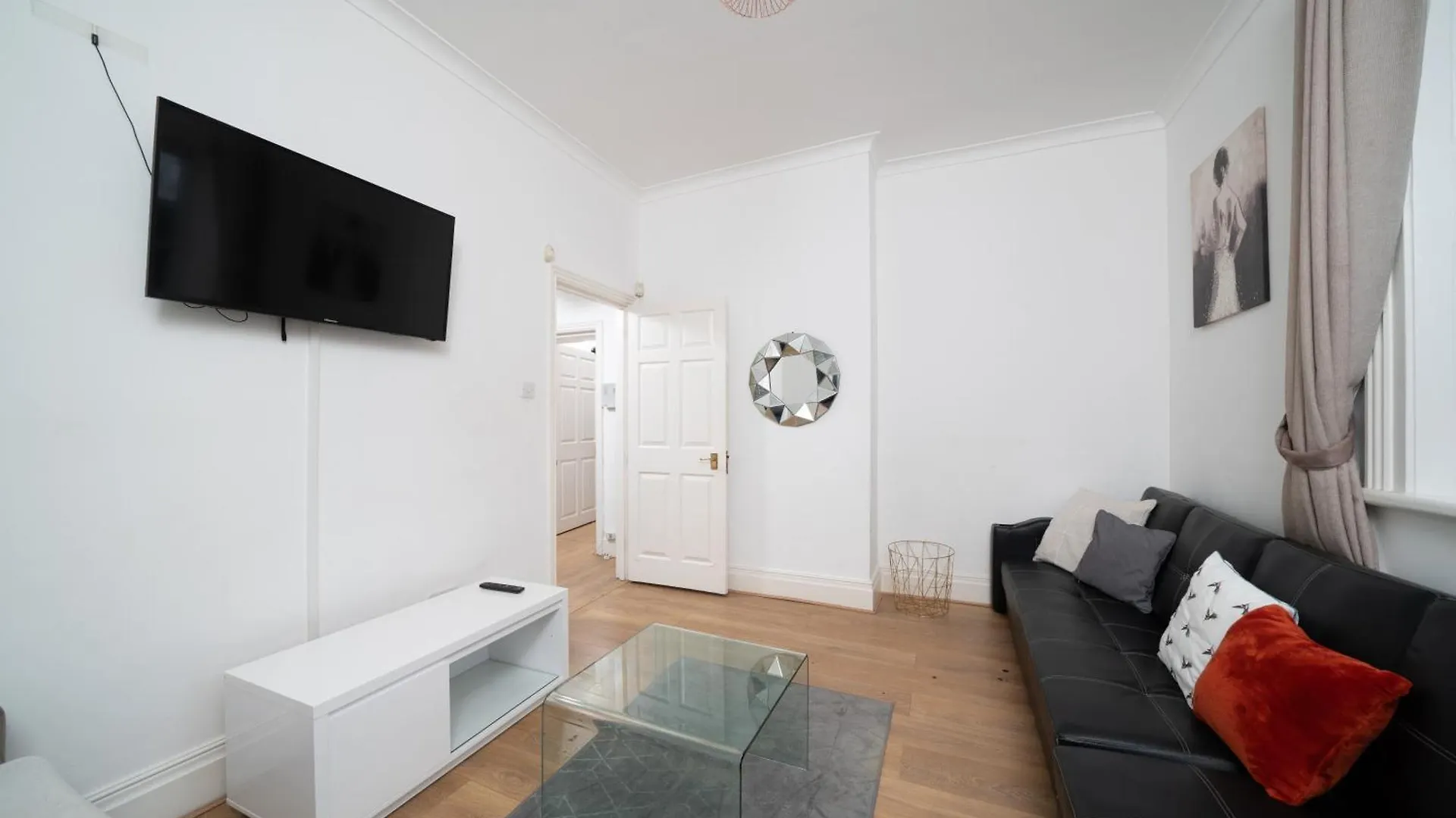 Spacious London Canary Wharf Apartments Near London 02 Arena, Excel Exhibition Centre, With Free Parking & Wifi