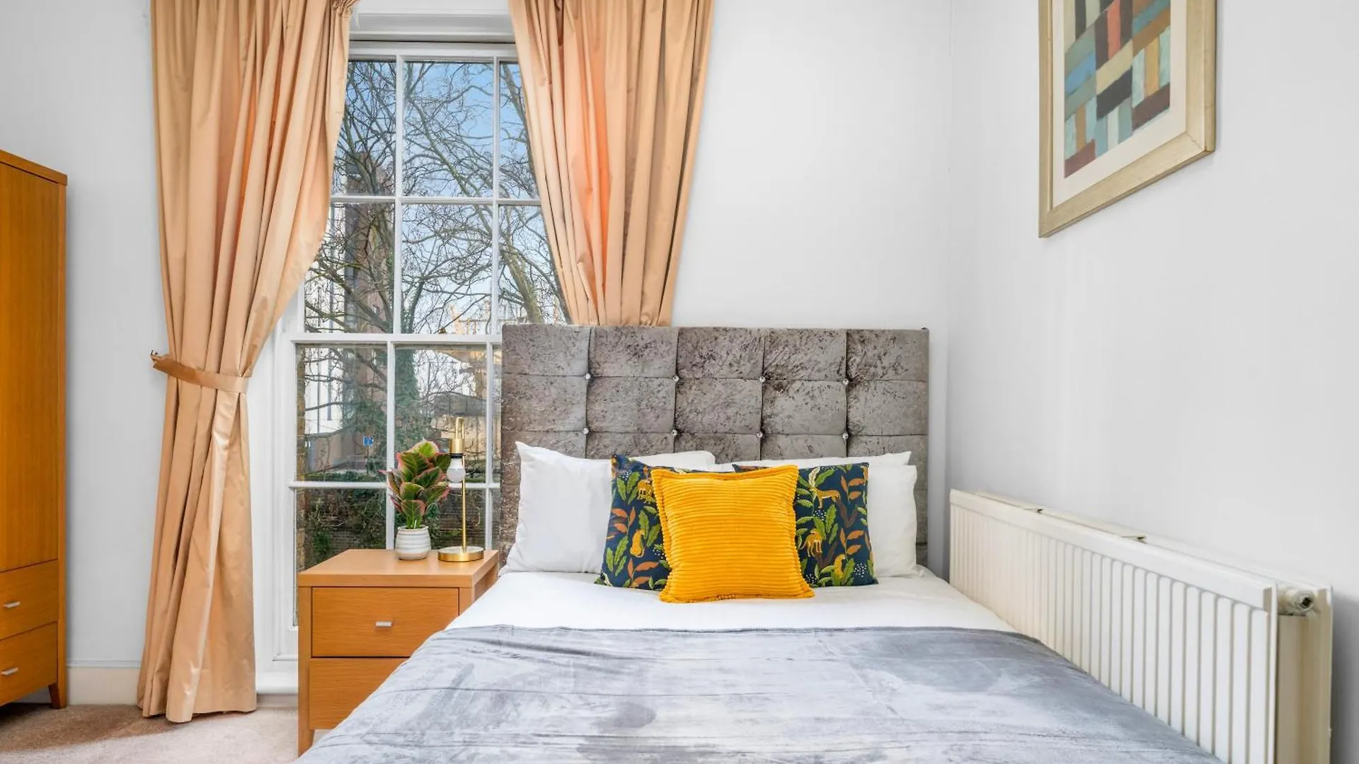 Spacious London Canary Wharf Apartments Near London 02 Arena, Excel Exhibition Centre, With Free Parking & Wifi