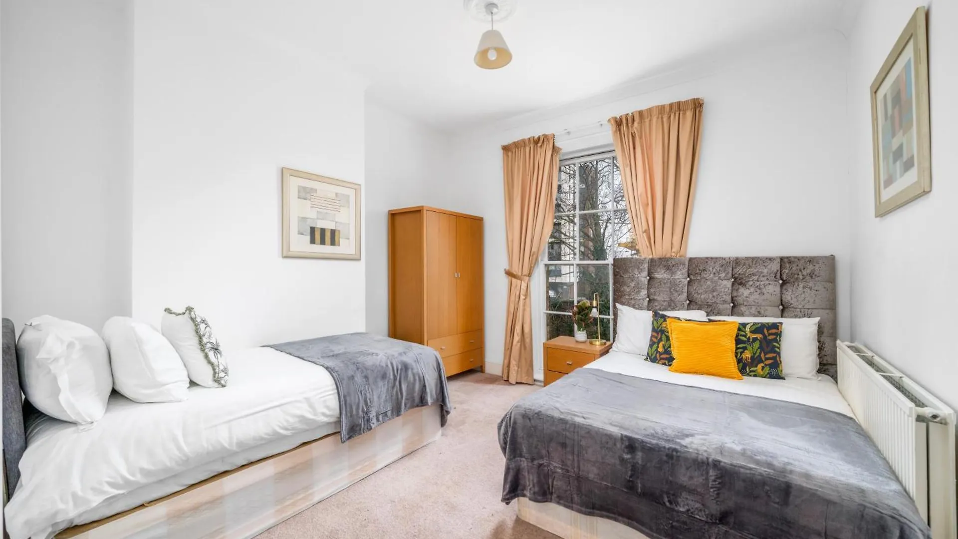 Spacious London Canary Wharf Apartments Near London 02 Arena, Excel Exhibition Centre, With Free Parking & Wifi