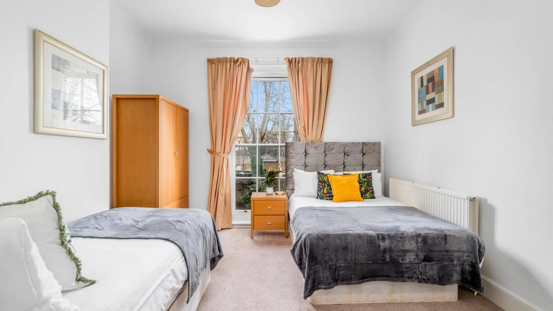 Spacious London Canary Wharf Apartments Near London 02 Arena, Excel Exhibition Centre, With Free Parking & Wifi