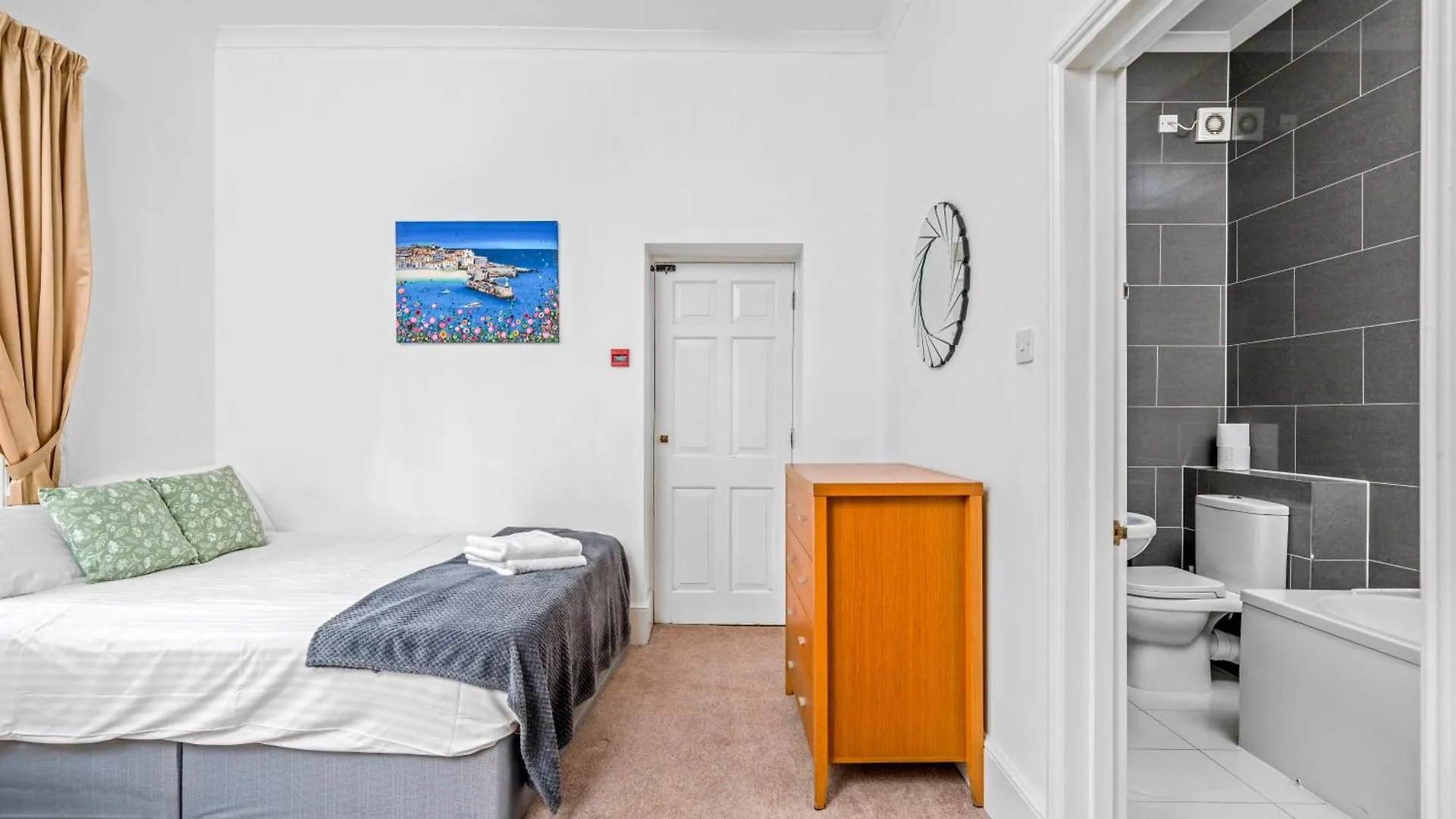 Spacious London Canary Wharf Apartments Near London 02 Arena, Excel Exhibition Centre, With Free Parking & Wifi