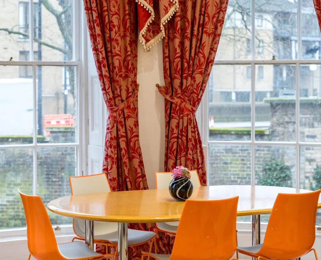 Spacious London Canary Wharf Apartments Near London 02 Arena, Excel Exhibition Centre, With Free Parking & Wifi
