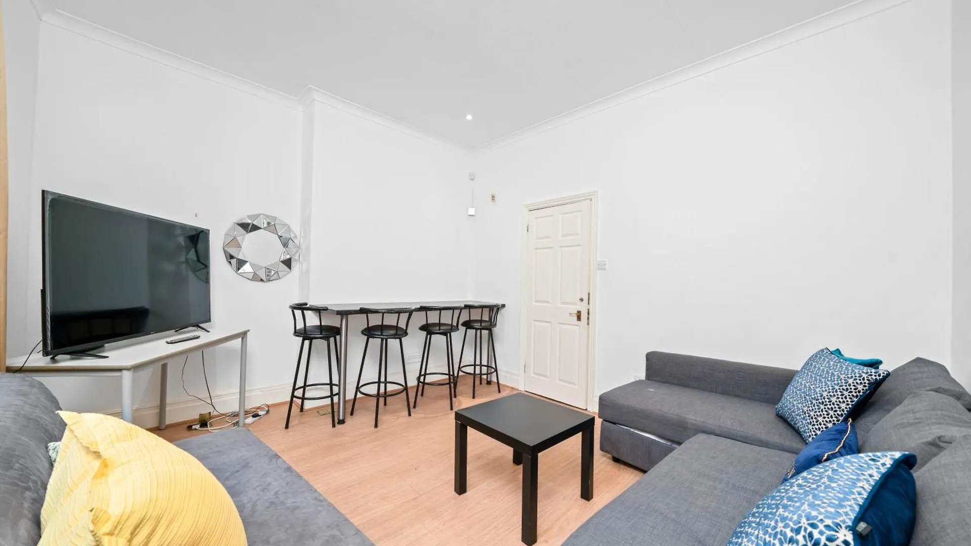 Spacious London Canary Wharf Apartments Near London 02 Arena, Excel Exhibition Centre, With Free Parking & Wifi