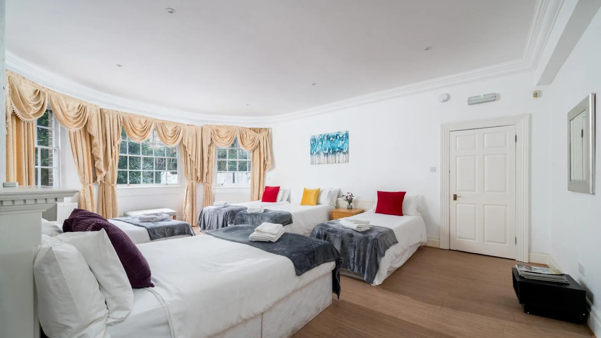 Spacious London Canary Wharf Apartments Near London 02 Arena, Excel Exhibition Centre, With Free Parking & Wifi